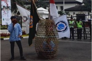 aksi mahasiswa di halaman gedung sate